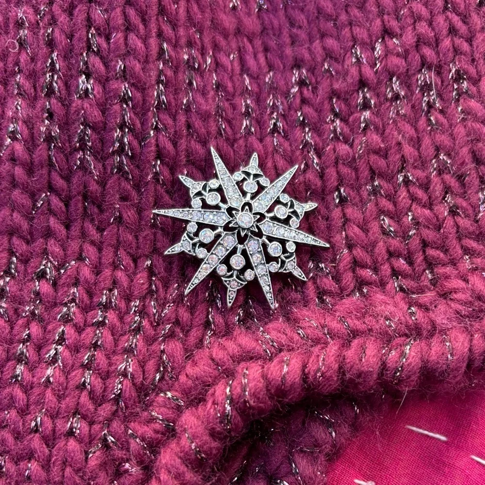 Chloe + Isabel Berry‎ Pom-Pom Beanie with Starburst Removable Pin & Knit Gloves